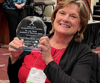   image of teacher lauren shaw with award